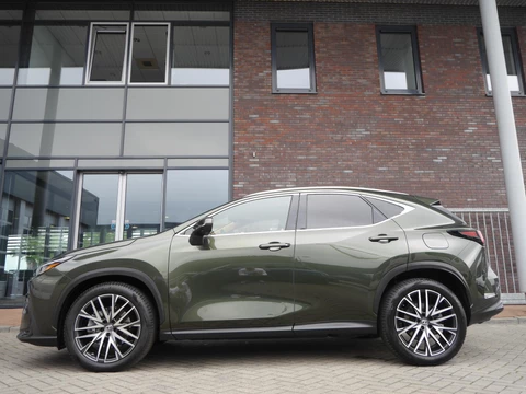 Lexus NX 450h+ AWD Launch Edition | Schuif/kanteldak | Elektrische verstelbare stoelen | Stuur en stoelverwarming | Adaptive cruise control | Camera rondom | Navigatie | Head up display | Trekhaak
