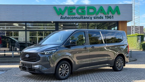 Ford Transit Custom 2.5 PHEV 340 L2 LIMITED 9p 17inch All weather/ 40.590 ex VAT.