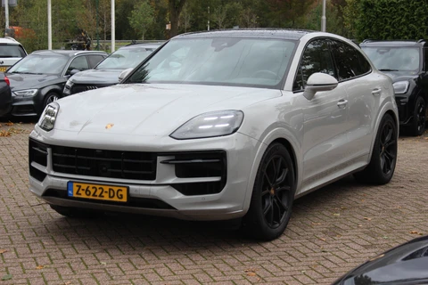 Porsche Cayenne Coupé 3.0 E-Hybrid / Panoramadak / 360Camera / Passenger Display / Softclose / Sportuitlaat / Sportdesign+Chrono / 21'' / Luchtvering / Bose / Stoelventilatie+Verwarming / Adaptieve Stoelen / Dodehoek / DAB / A