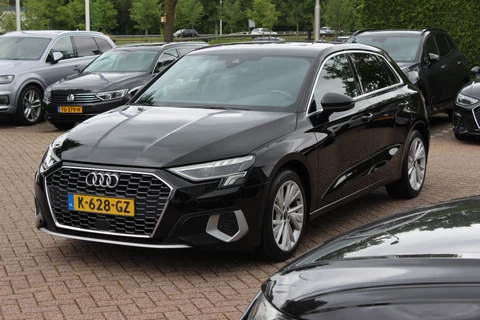 Audi A3 Sportback 30 TFSI Business edition / Trekhaak / CarPlay / Parkeerhulp achter / 17'' / LED Koplampen / Getint glas / DAB / Cruise Control