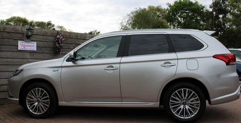 Mitsubishi Outlander 2.4 PHEV 224pk Intense+ 4WD automaat ECC/navi/cruise/PDC/camera/carplay/trekhaak