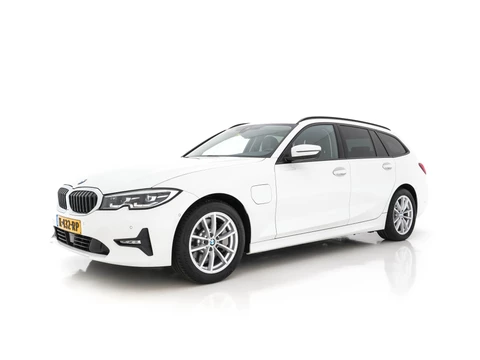 BMW 3 Serie Touring 330e ( Plug-In ) (INCL-BTW) *LEATHER | NAVI-FULLMAP |  DIGI-COCKPIT | FULL-LED | DAB | ECC | PDC | ADAPTIVE-CRUISE | HEATED-SPORSEATS | KEYLESS | PRIVACY-GLASS | KEYLESS | CARPLAY | TOWBAR | 17"ALU*