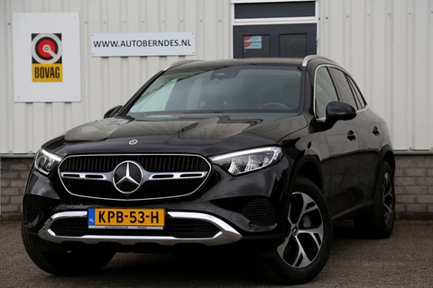 Mercedes-Benz GLC 300e 4MATIC Plug in hybride PHEV*Perfect MB Onderh.*1ste Eig.*Luchtvering/Elek. Trekhaak/ACC/Stoelverw./Stuurverw./Dodehoek/LED/Camera/Apple Carplay-Android/Parkeersens.V+A/18 inch LM*