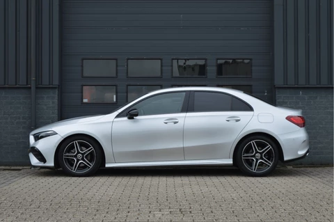 Mercedes-Benz A-Klasse 180 AMG Line | ORG. NL | CAMERA | FACELIFT |