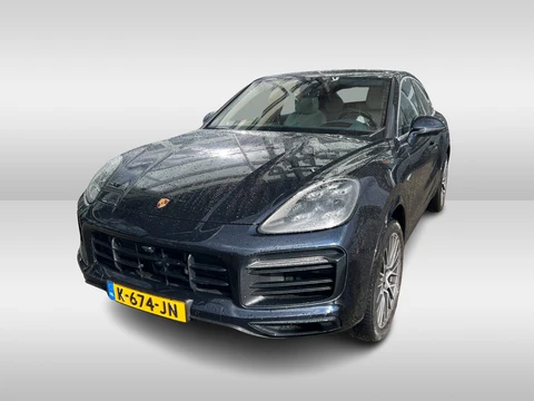 Porsche Cayenne Coupé 3.0 E-Hybrid / Trekhaak / Panoramadak / 360Camera / Head-up / Softclose / 21'' / Achterasbesturing / Sportuitlaat / Keyless / Bose / Luchtvering / Matrix LED / Sportdesign+Chrono / Stoel+Stuurverwarming /