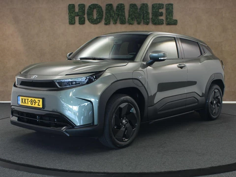 Toyota Urban Cruiser Dynamic 61 kWh DEMO AUTO - NIEUW MODEL - ORIGINEEL NEDERLANDSE AUTO - 3 FASE - PARKEERSENSOREN VOOR/ ACHTER - NAVIGATIE - DODEHOEK -DETECTIE - KEYLESS ENTRY/ START - 18 INCH WIELEN - CAMERA - CLIMATE CONTROL - VOORSTOELEN VERWARMD - STUUR VERWARMD