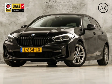 BMW 1 Serie 118i M Sport High Executive Automaat (NAP, APPLE CARPLAY, M PAKKET, GROOT NAVI, LEDER, SPORTSTOELEN, SFEERVERLICHTING, GETINT GLAS, NIEUWSTAAT)