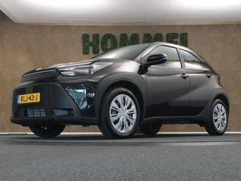 Toyota Aygo X Hybrid 115 play - NIEUW MODEL - DIRECT UIT VOORRAAD LEVERBAAR - APPLE CARPLAY/ ANDROID AUTO - CLIMATE CONTROL - ADAPTIEVE CRUISE CONTROL - 17 INCH WIELEN - LICHTSENSOR - DIGITAAL DASHBOARD - CAMERA -