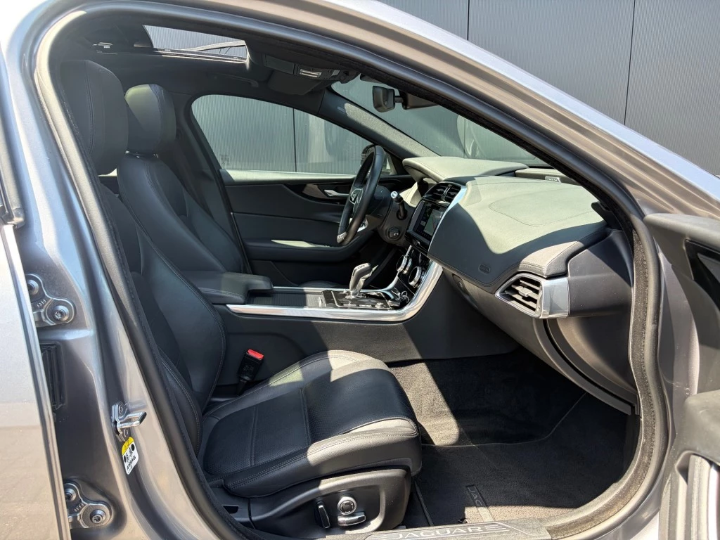 Jaguar XE – foto 5