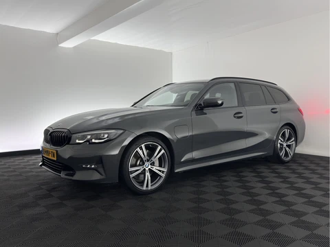 BMW 3 Serie Touring 330e Sportline High Executive (Plug-in) {SoH-91%} (INCL-BTW) Aut. *LEATHER | FULL-LED | HEATED-SPORTSEATS | HIFI-SOUND | NAVI-FULLMAP | DAB+ | DIGI-COCKPIT | PRIVACY-GLASS | AMBIENTLIGHT | ECC | PDC | CRUISE | SHIFT-PADDLES | 19"ALU*