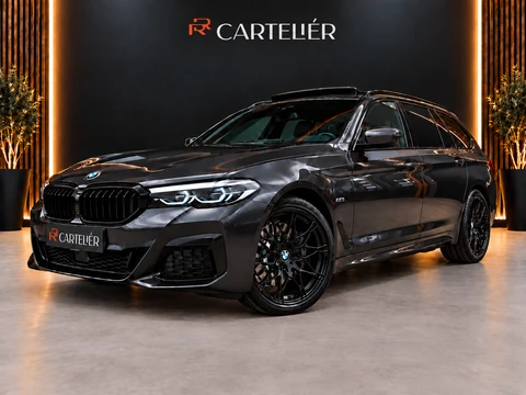 BMW 5-serie Touring 530e xDrive M-Sport | Pano | 20'' | LED | Leder | Memory | PDC | Cruise | Stoelverwarming | Carplay | Ambient | Trekhaak | Harmon Kardon | Android Auto | Keyless Start