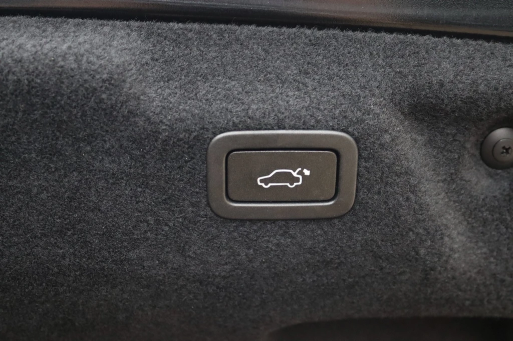 Jaguar XE – foto 14