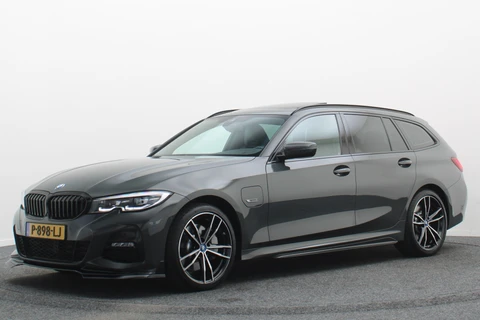 BMW 3 Serie Touring 330e Business Edition Plus M-sport Panoramadak, M-Sportstoelen, Carbon, Camera, Elektr. Trekhaak, 19''