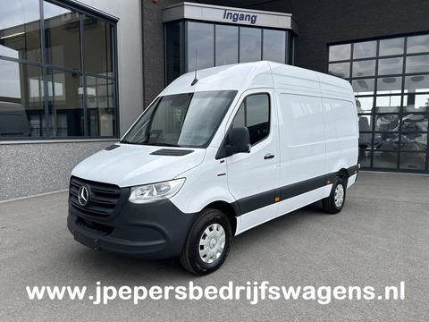 Mercedes-Benz eSprinter 320 L2 H2 Pro 81kWh / Snel laden 115Kw / Trekhaak / MBUX / Navigatie / Camera / Cruise control / Airco / 270 Graden achterdeuren .