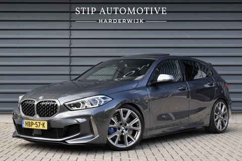 BMW 1 Serie M135i xDrive 306pk | Pano | Harman/Kardon | Head-Up | 19'' Wielen | Stuur + Stoelverwarming |