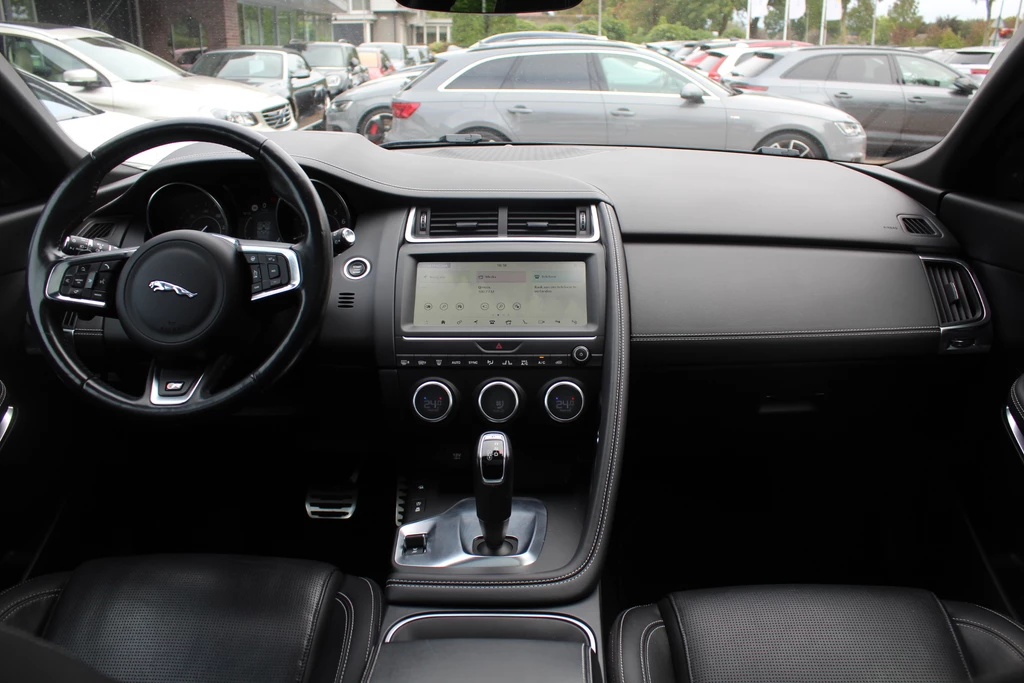 Jaguar E-PACE – foto 10