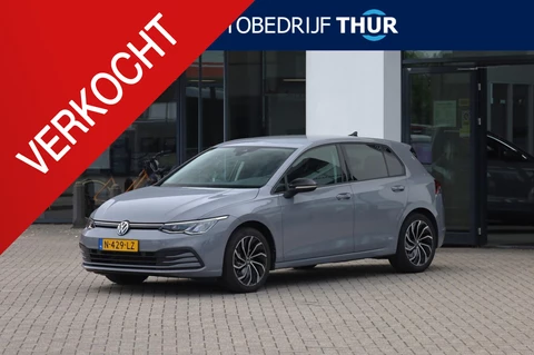 Volkswagen Golf 1.0 eTSI Life 110PK / 81kW DSG, NL auto, 1e eigenaar, door ons nieuw geleverd en onderhouden, 17" 'Ventura' LMV, privacy glas, achteruitrijcamera (rear view), sfeerverlichting, navigatie, adaptieve cruise control (ACC), elektrisch verstel- en verwarmbare buitenspiegels, DAB+, Apple Carplay & Android Auto, parkeersensoren voor en achter (pdc), variabele laadvloer, multifunctioneel lederen stuurwiel etc.