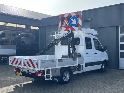 Mercedes-Benz Sprinter 513 CDI 366 Hiab Laadkraan 018T Trekhaak 2000 kg Airco 6 persoons uitvoering Open laadbak Pick-up Euro 6 Verkeersbord Actiebord Pijlenbord Bakwagen P-up Tachograaf 1e eigenaar ex gemeente