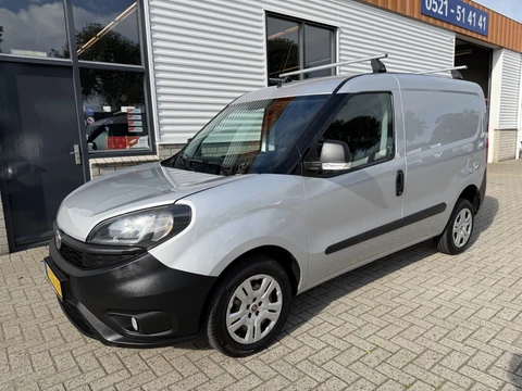 Fiat Doblò Cargo 1.3 MJ L1H1 Actual / vaste prijs rijklaar € 6950 ex btw / lease vanaf € 117 / euro 6 / bpm vrij / airco / trekhaak / schuifdeur / zilver metallic !