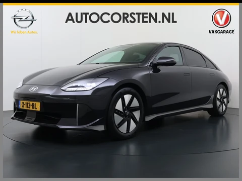 Hyundai IONIQ 6 77.4kWh 229PK Trekhaak SOH 100% Warmtepomp Adap.Cruise Head-Up Stoel+Achterbank+Stuur Verwarming Camera Navi Pdc Apple Carplay Android Auto Ecc Connect Elek. Achterklep Privacy Glas Lmv Led Lane Assist 1.500KG Trekgewicht 1e Eigenaar Origineel Nederlandse Auto