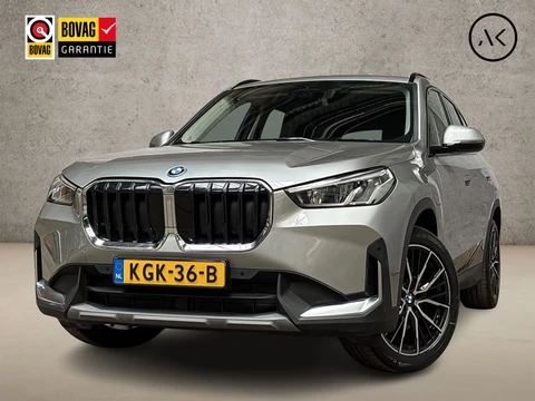 BMW X1 xDrive25e Sport 245Pk Automaat (APPLE CARPLAY, GROOT NAVI, LEDER, STOELVERWARMING, SPORTSTOELEN, GETINT GLAS, CAMERA, ELEK ACHTERKLEP, NIEUWSTAAT)