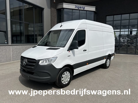 Mercedes-Benz eSprinter 320 L2 H2 Pro 81kWh / Snel laden 115Kw / Trekhaak / MBUX / Navigatie / Camera / Cruise control / Airco / 270 Graden achterdeuren .
