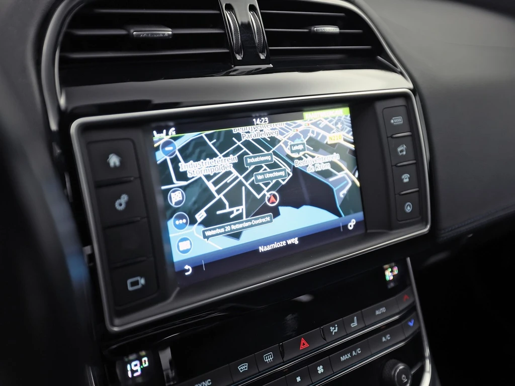 Jaguar XE – foto 9