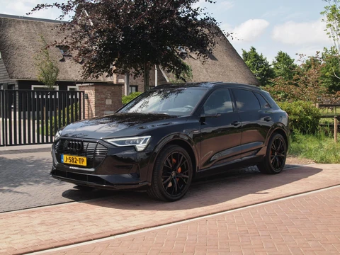 Audi e-tron e-tron 55 quattro 95 kWh | Panoramadak | 360 Camera | Apple Carplay | Bang & Olufsen | Head-Up Display | Trekhaak |